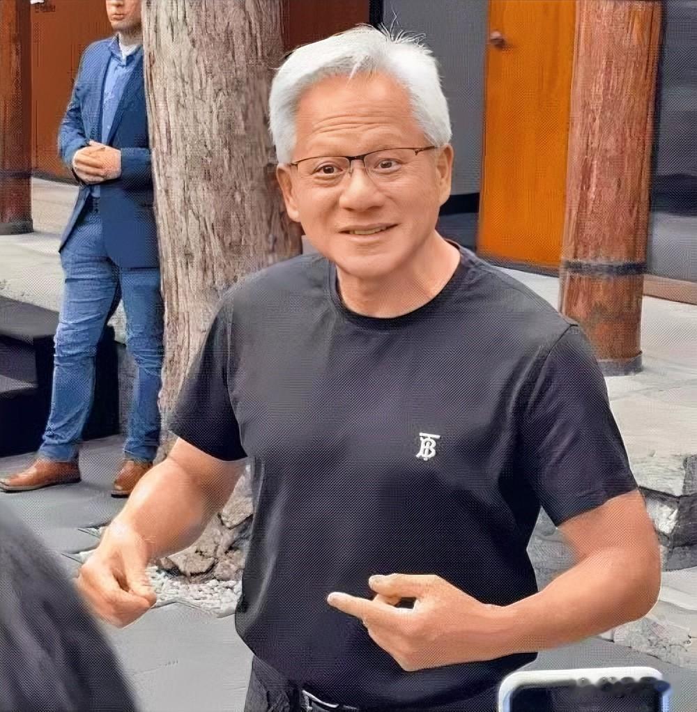 黄仁勋其实还有一位亲哥哥，早年供职于英特尔，在芯片行业积累了多年的从业经验。
英