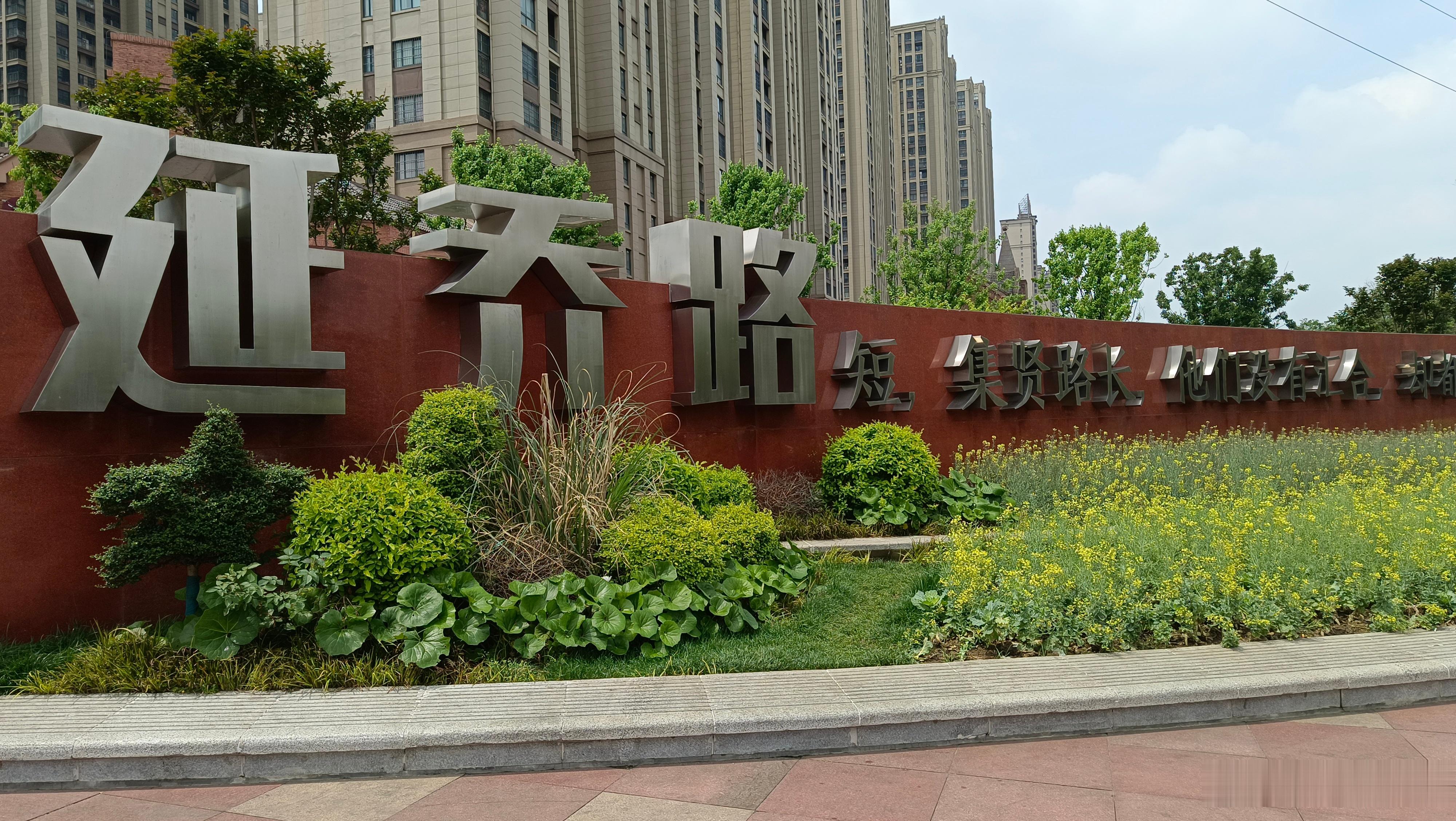 1927年7月4日，青年革命者陈延年被敌人押赴刑场，那一天，陈延年戴着手铐脚镣、