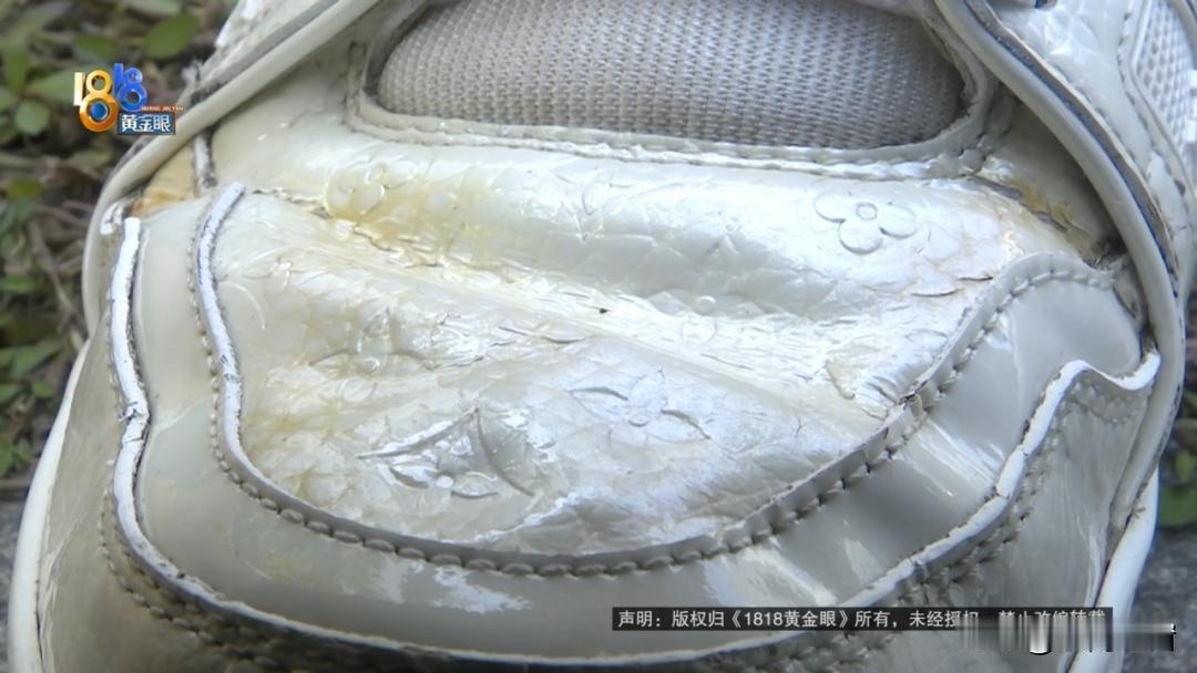 万元LV鞋穿仨月开裂泛黄！专柜甩锅“踩水”？这借口太离谱！
 
家人们，一万多买