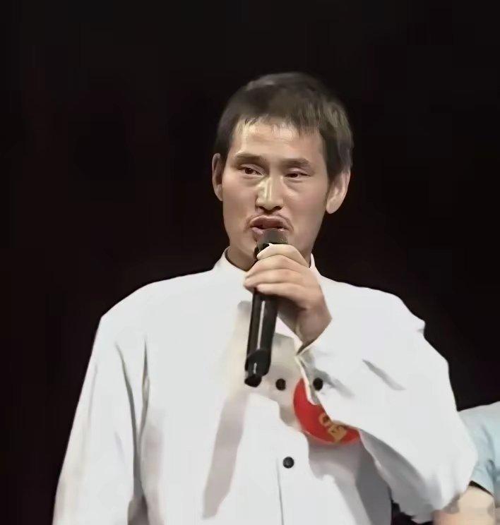 朱之文年轻的时候很瘦，耳朵很大，他的儿女小时候也很瘦，长大后的女儿长成了胖美人。