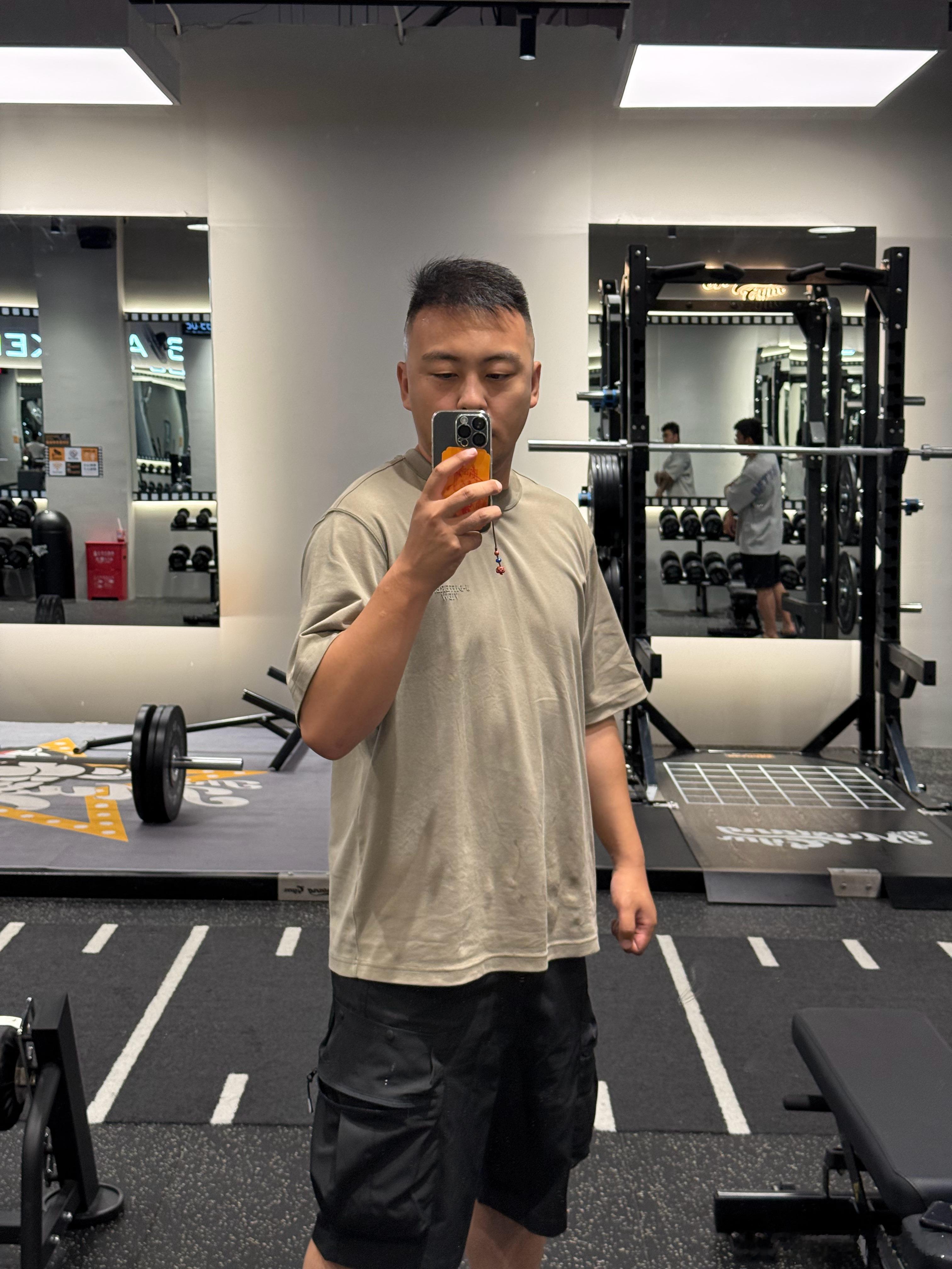 今儿练练肩 ，我这铁友练的不错哦[污]跟姚老板混一天吃9顿[超话] ​​​