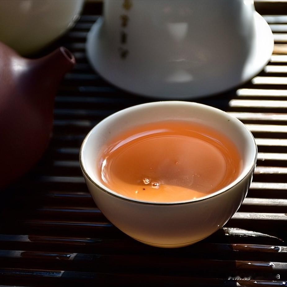 成年人最舒服的见面，不是约饭，是约茶。一句“来喝茶”，比“在吗”体面，比“出来聚
