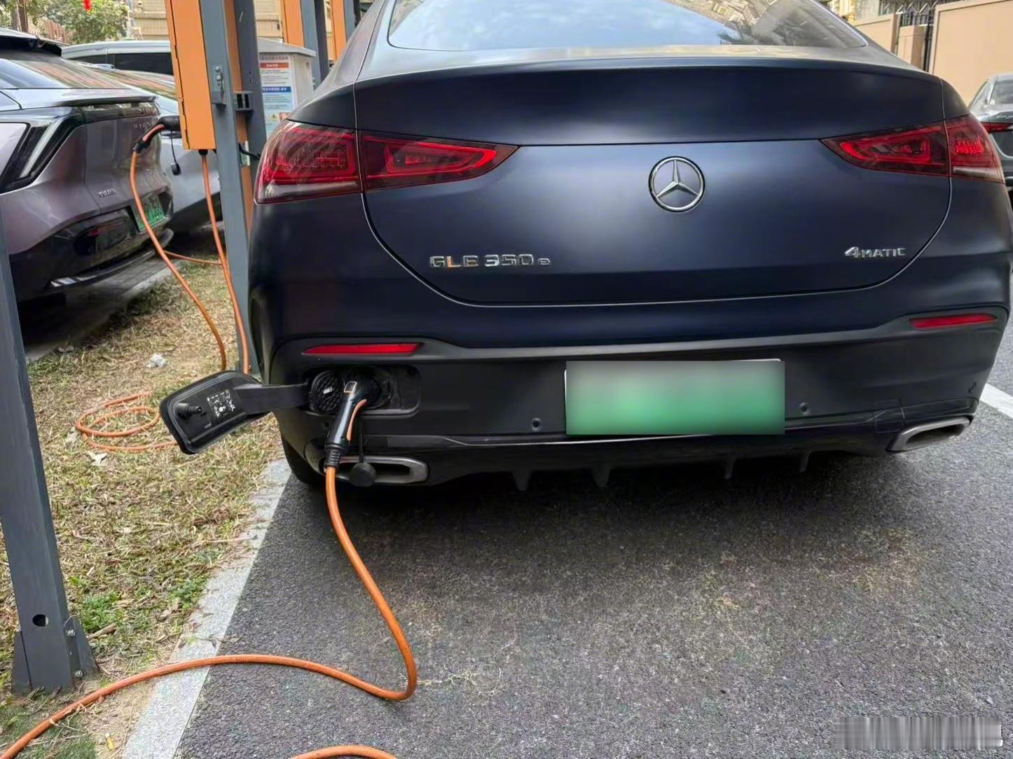 充电口放这里的好处是______我怎么感觉不太方便插拔呢