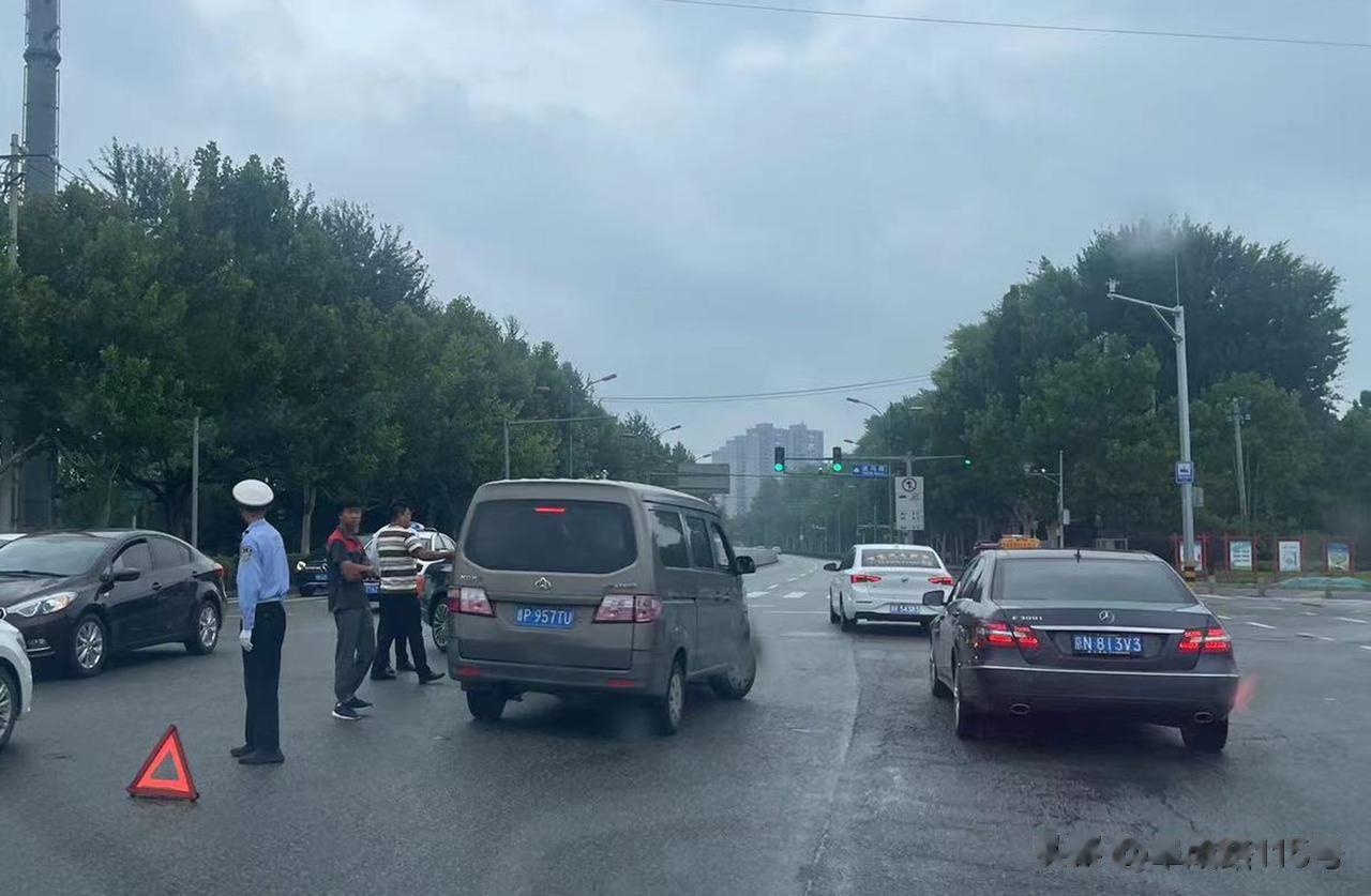 又一起因为争道抢行而发生的交通事故，面包车直行，帕萨特左转，谁也不让谁，就撞在一