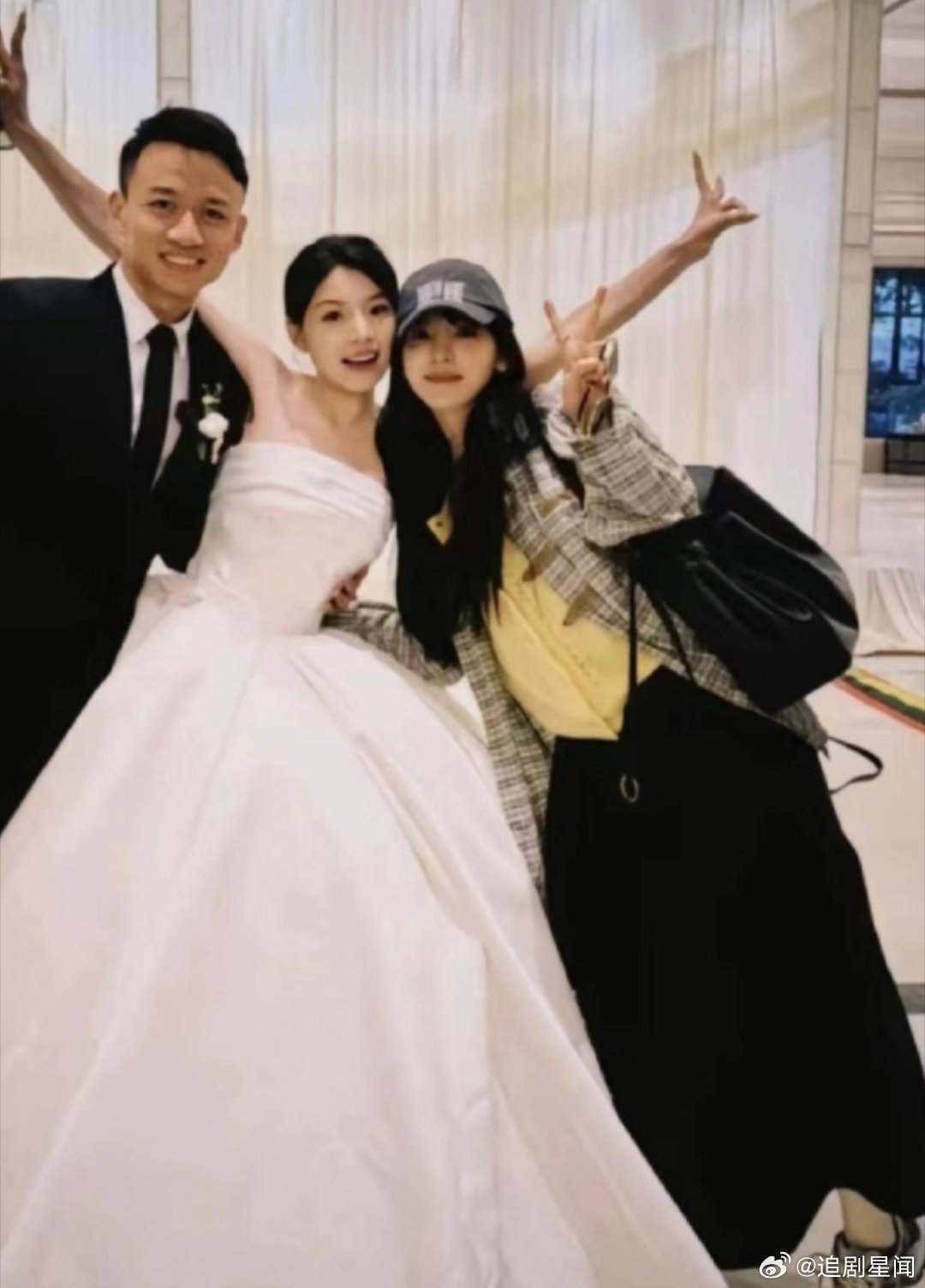 章若楠三妹结婚 哇塞！章若楠的三妹今天结婚啦！姐姐若楠作为娘家人，这颜值和状态简