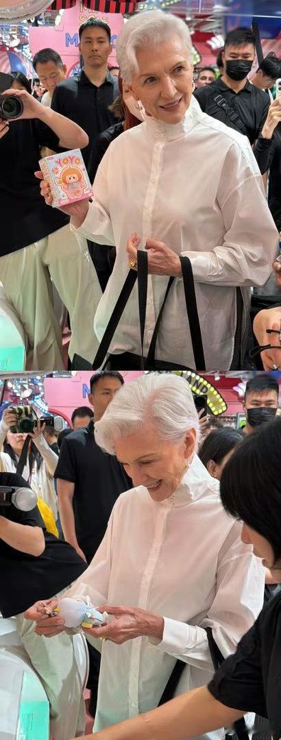 在上海逛街遇到马斯克妈妈了马斯克妈妈在上海citywalk偶遇马斯克妈妈在上海c