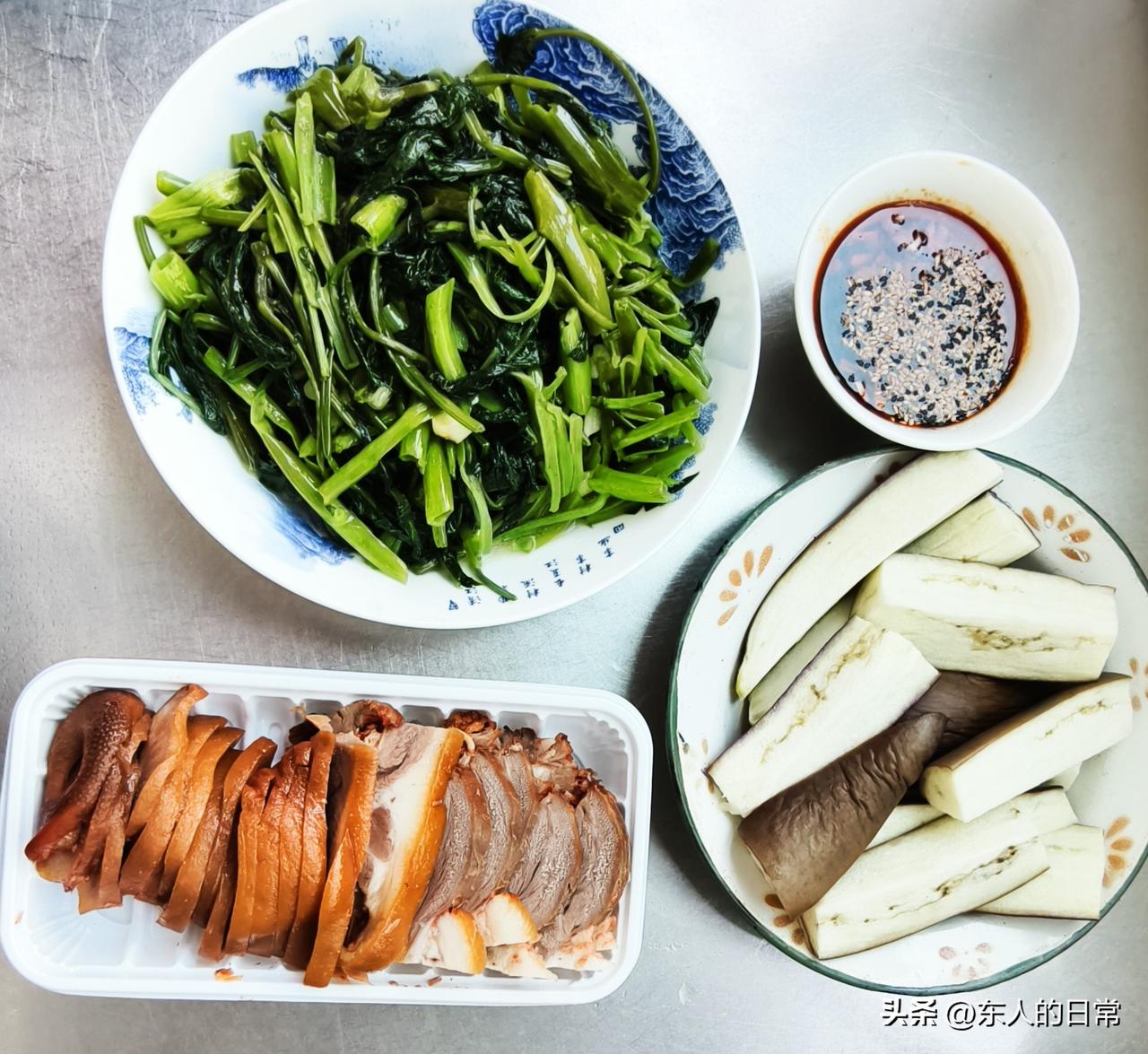 节后的第一个工作日，来医院看病的人真多。挂号（或交费）排队、候诊排队、取药还是排