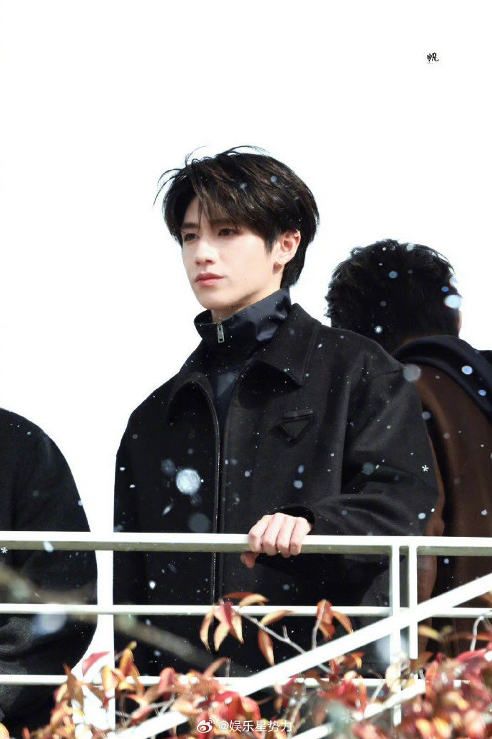 朱志鑫体制内老公 看到的品牌外拍路透，这身OOTD有种“体制内穿搭”的感觉了！干