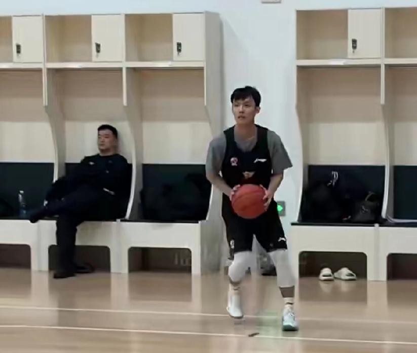 徐杰五角移动三分球投篮26中21，也就比吕俊虎少3个，开局差还是彰显了腼腆

