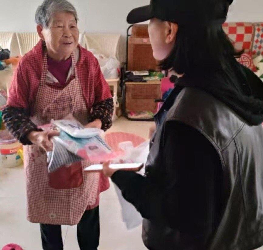 近日，台州黄岩锦都社区网格员小张，在立冬寒天里牵挂着腰椎不适的八旬王阿婆，主动登