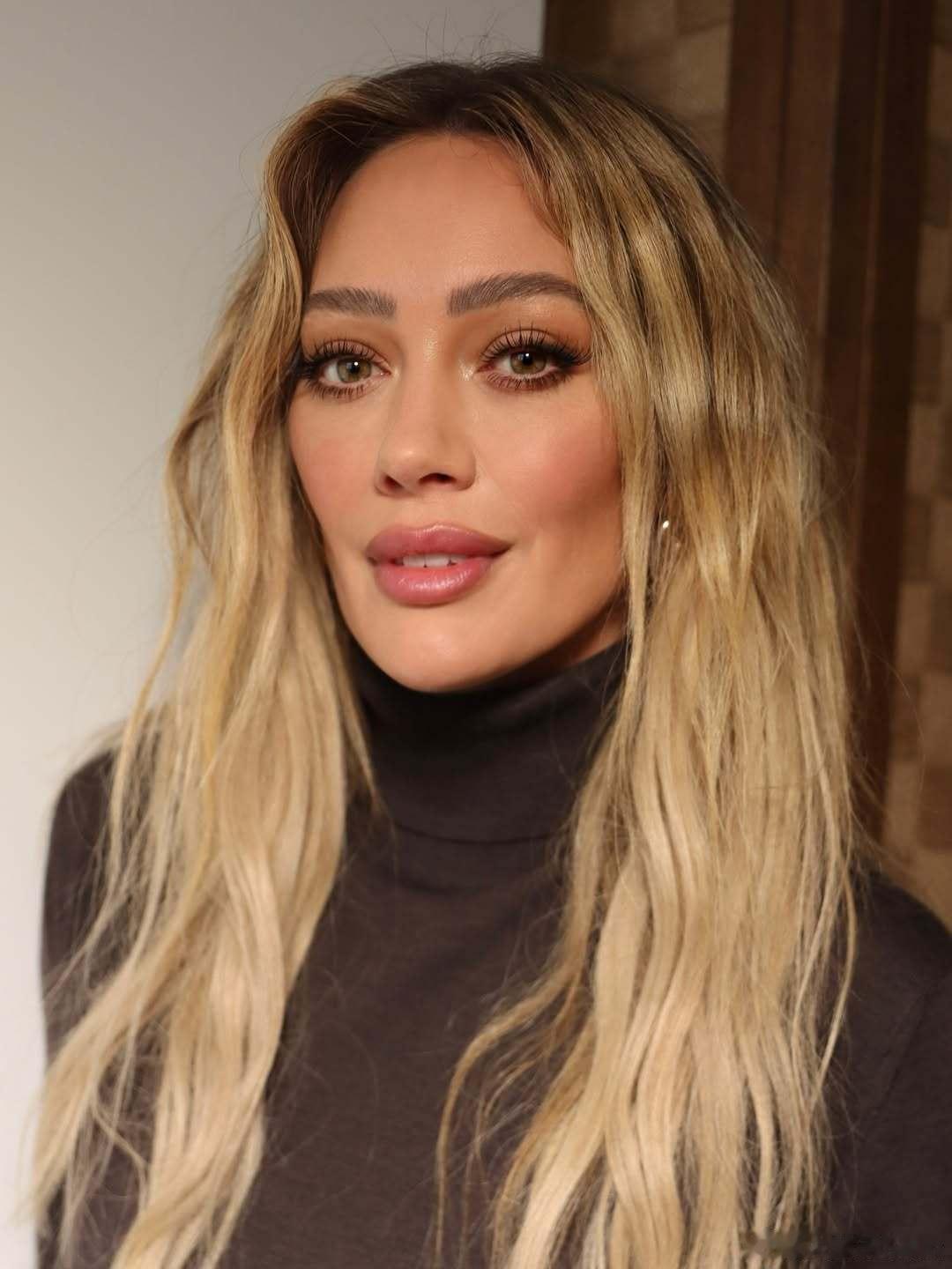 hilary duff希拉里达芙新妆发细节私照，此女状态一级棒👍 