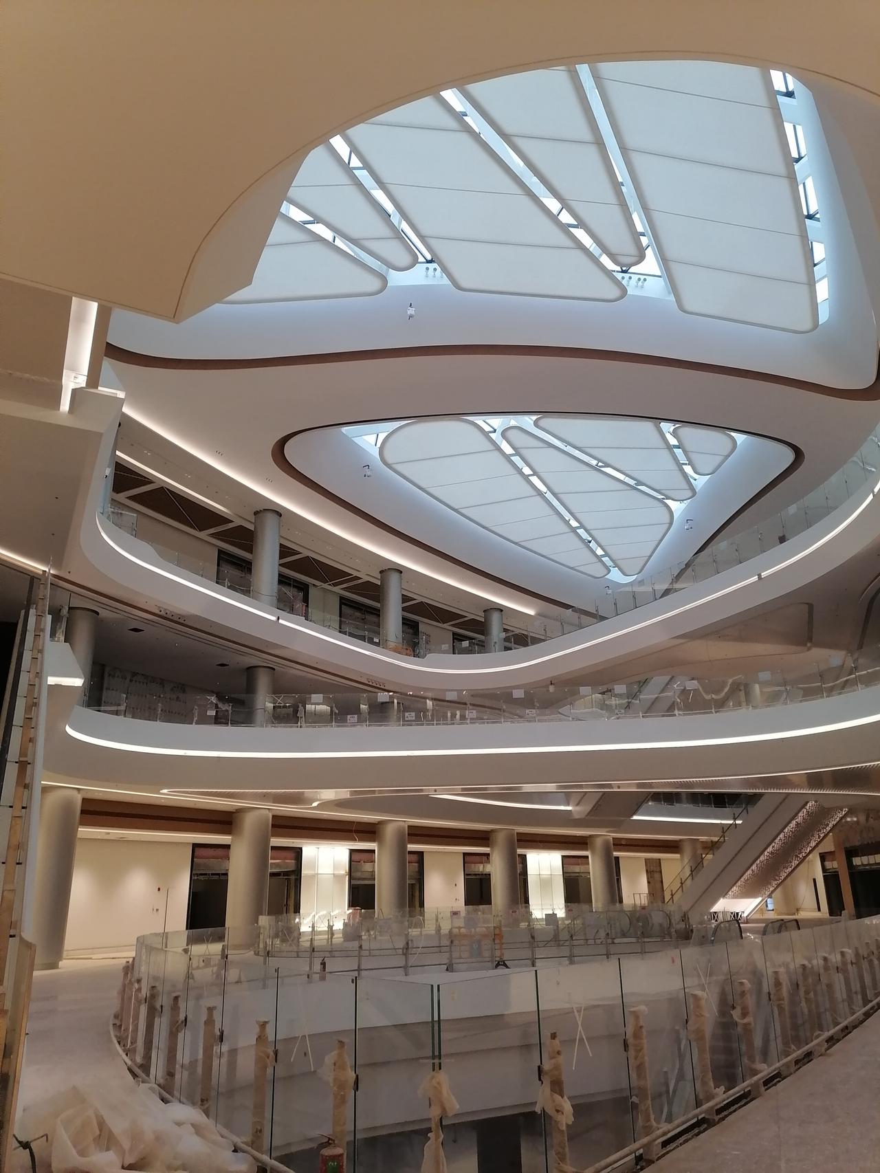 大家好，我是水电工星仔，今天下班去去买早餐吃的泡面、面包和酒，一般我都是买一星期