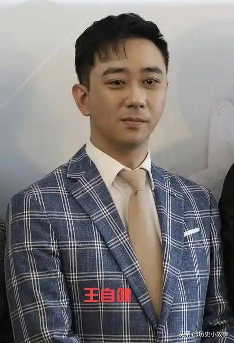 当年，王自健因为说错话，被妻子打了500个耳光，他卑微地跪地求饶：别打了，我都没