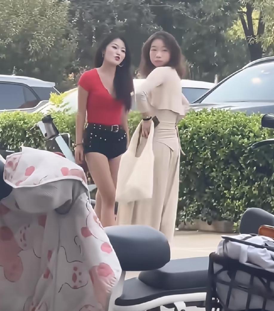 街头突发4人混战！女子当众被撕扯衣服，网友细思极恐：疑似原配偶遇老公和小三
街头
