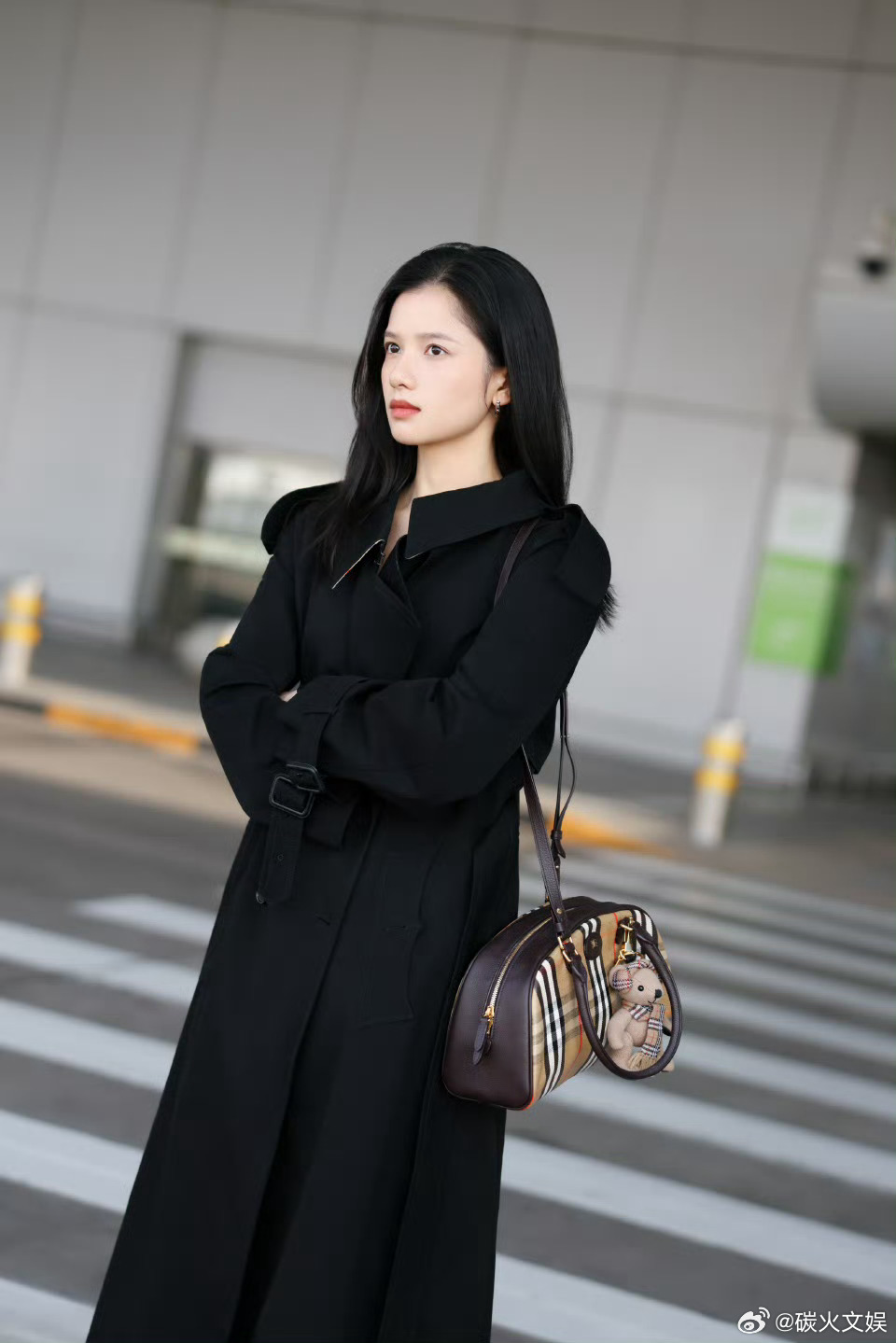 张婧仪伦敦时装周启程图张婧仪秋日第一件风衣张婧仪伦敦时装周启程图，秋日第一件风衣