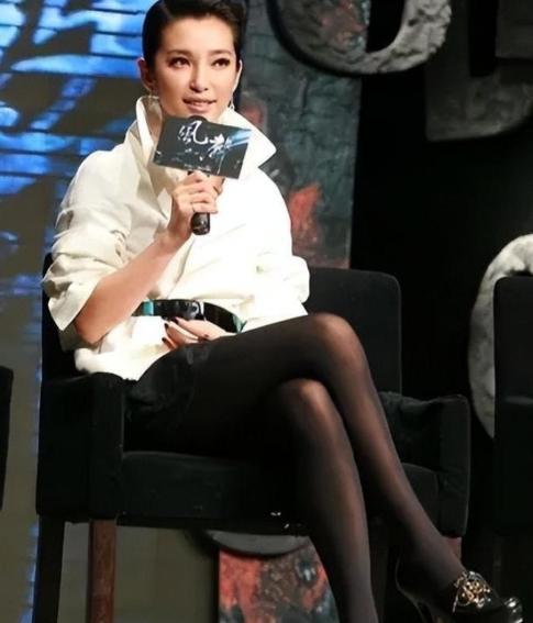 1999年，42岁的地产富商石涛看上了李冰冰，为了抱得美人归，石涛送上30多万的