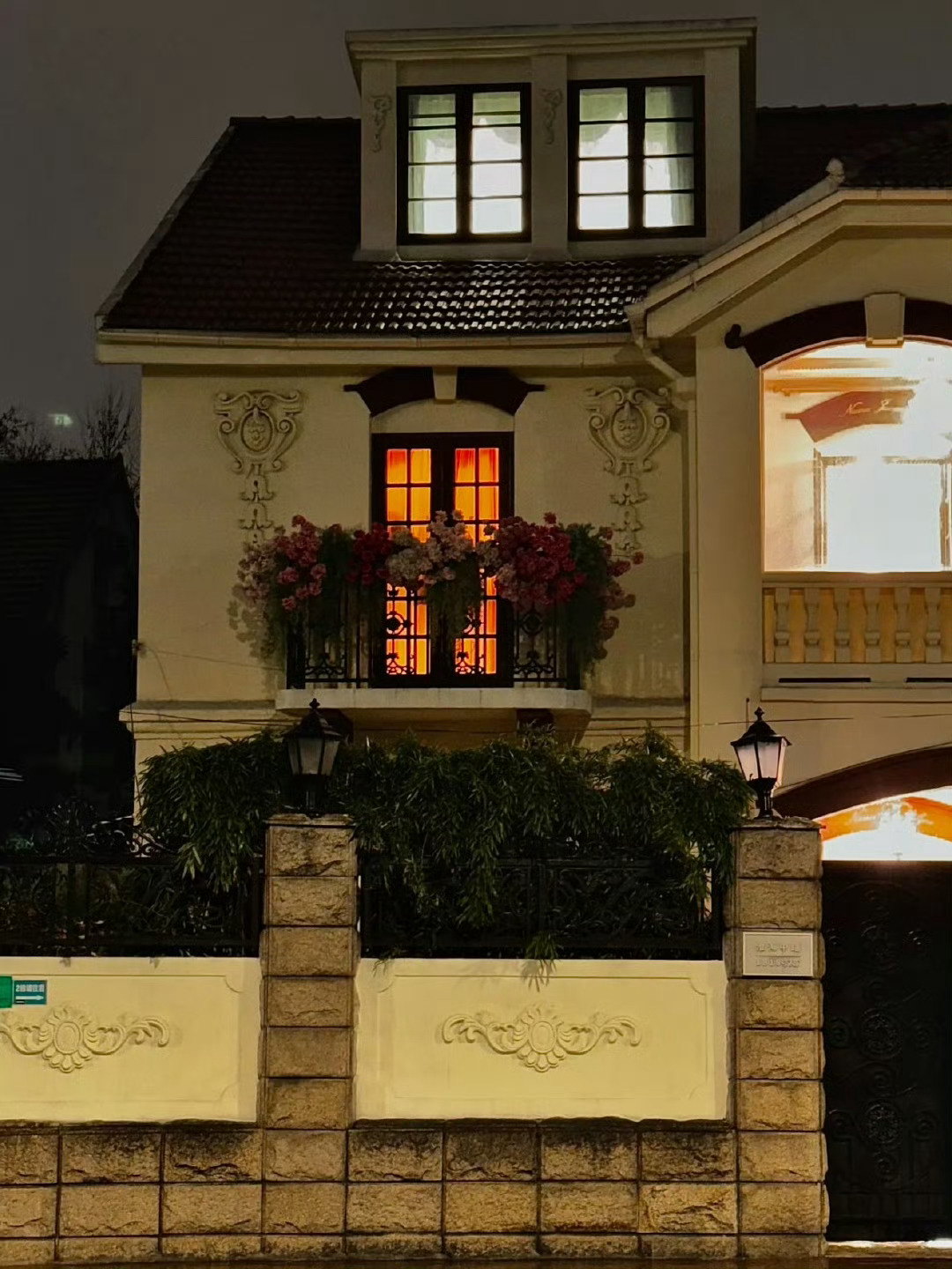 夜晚 淮海中路上公主的家亮灯了…… ​​​