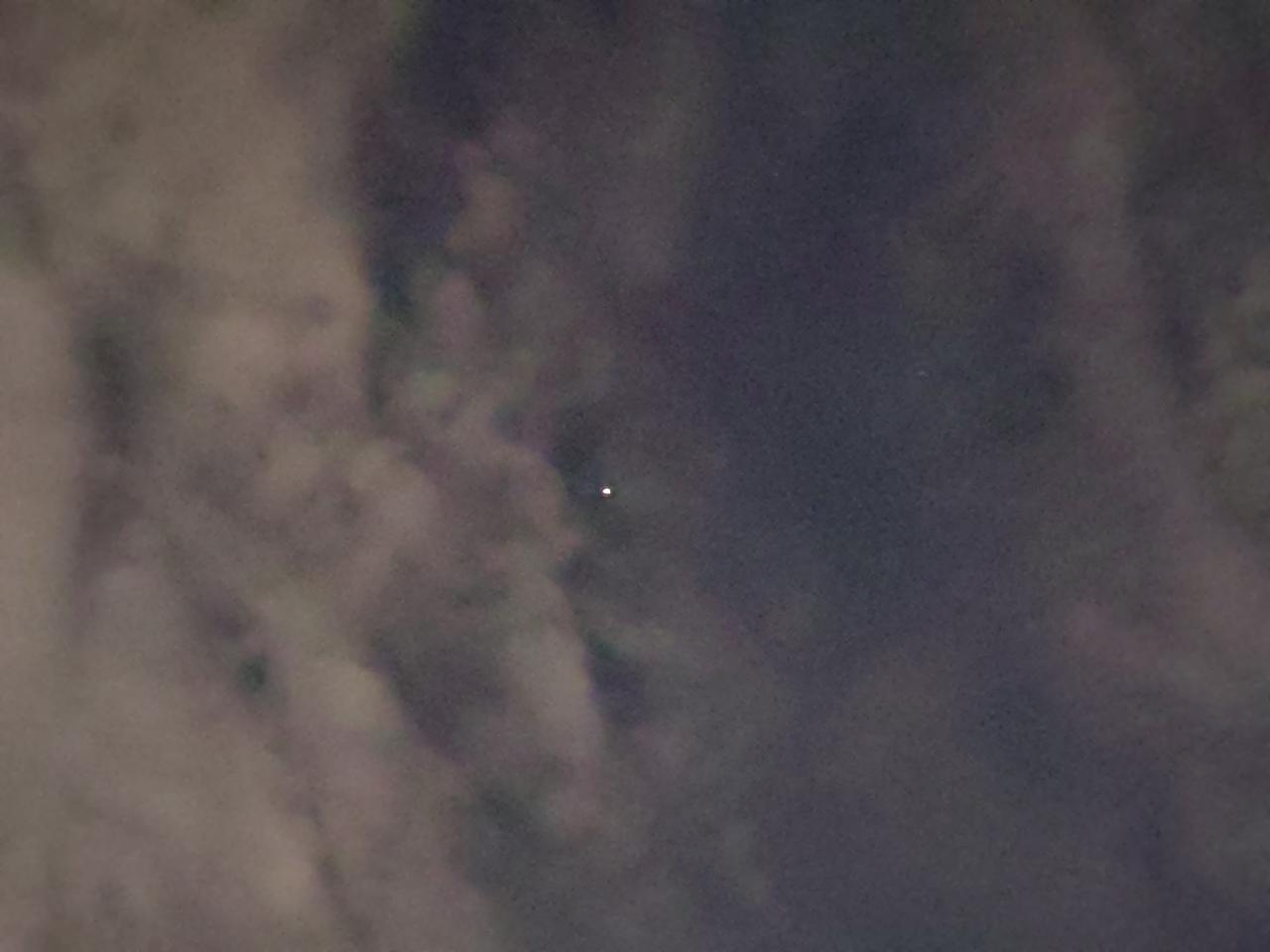 19:20多经过一十字路口，西南角有一摆摊卖春联的，岁数不大，见剪纸马很好看，6