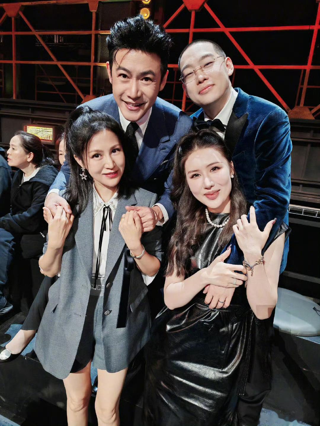 陆毅老婆 弹壳老婆 紫衣服不是老婆 是霍希文 ​​​