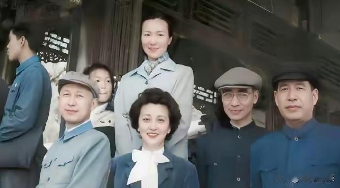 钱学森夫妇，郭永怀夫妇，两家人在一起合影留念，这样的画面真是太珍贵了，感觉在这个