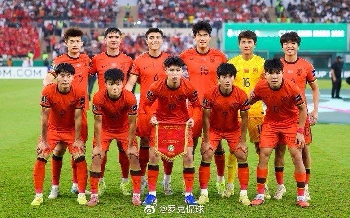 球迷接机迎接U23国足凯旋13岁小球迷用寒假积蓄购买鲜花献给门将李昊，70岁老球