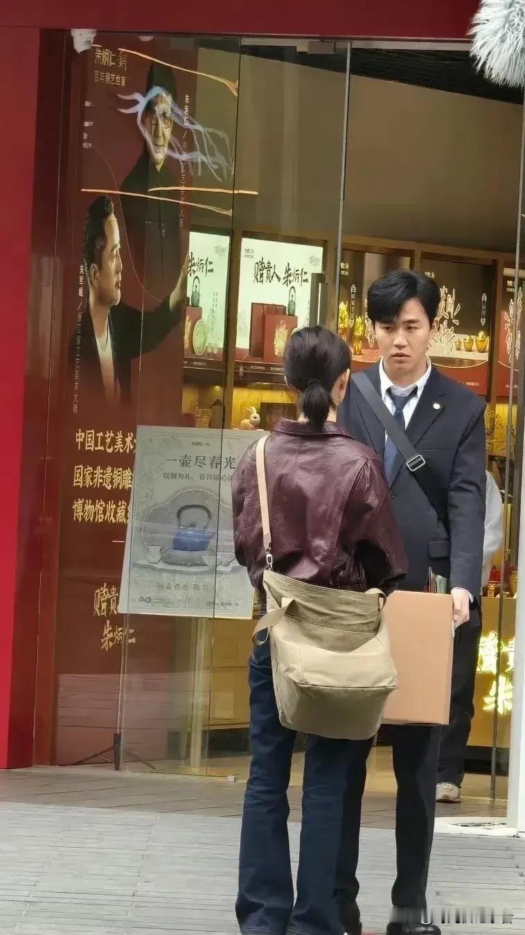 佟丽娅路拍，真的好瘦啊！个子也不高，佟丽娅学习的是舞蹈专业，舞蹈功底好，有演戏天