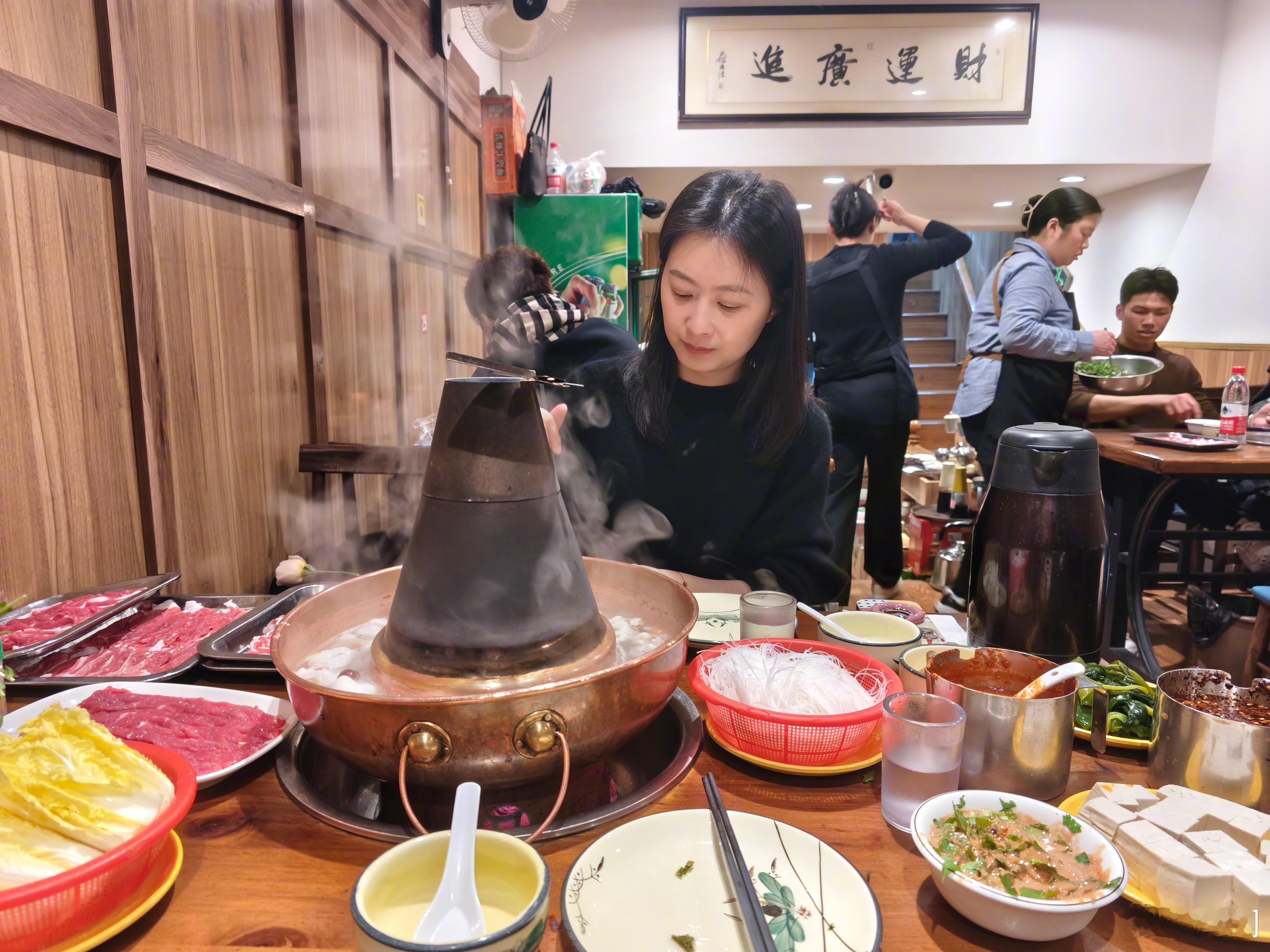 上海雨夜的街头，居然偶遇老北京涮羊肉[二哈]，媳妇儿说这店开挺久了，别说味儿确实