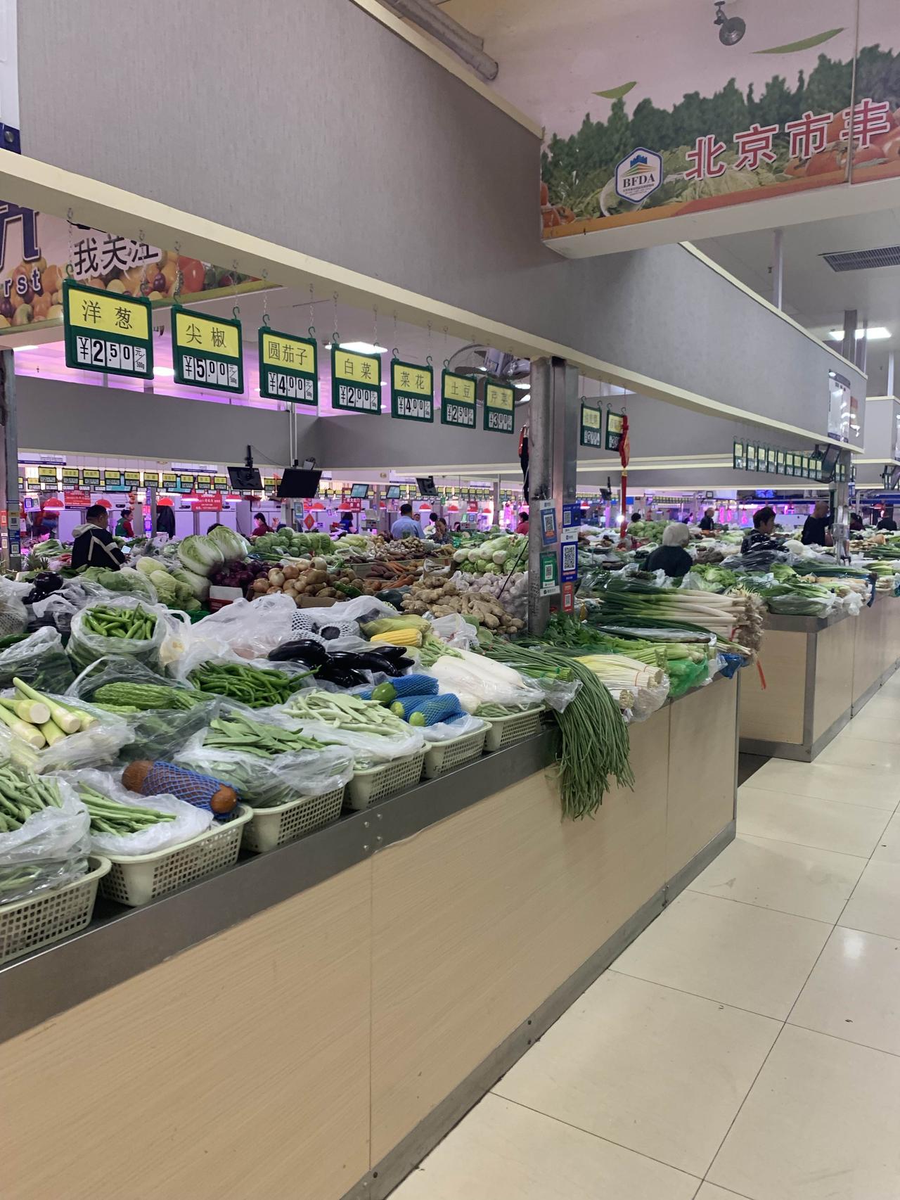 这两天刷抖音，看到河南、山东等地的蒜苔价格低廉，无人问津，不是被扔到河里，就是被