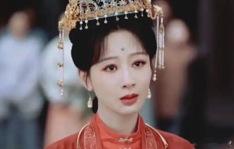 杨紫，值得！近日，《家业》播出后，紫妹又被吐槽了。很多网友批评她演的同质化的剧太