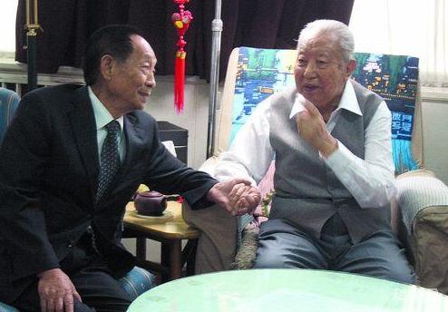 [微风]2006年，袁隆平到北京出差时，特意去看了身体欠佳的华国锋，当时华国锋不