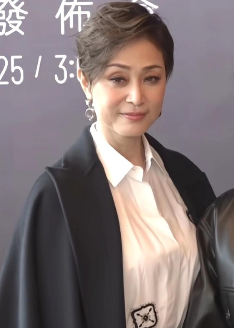 别再抱着“冻龄”滤镜自我安慰了——58岁陈法蓉的素颜健身照，直接把“年龄焦虑”踩