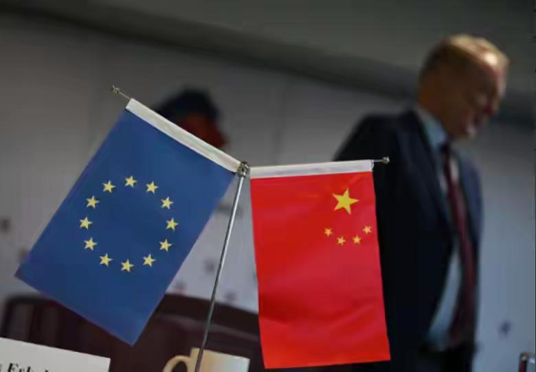 马克龙刚放关税狠话，中国反手两拳精准暴击！这波反制太解气
 
前脚访华签大单赚得