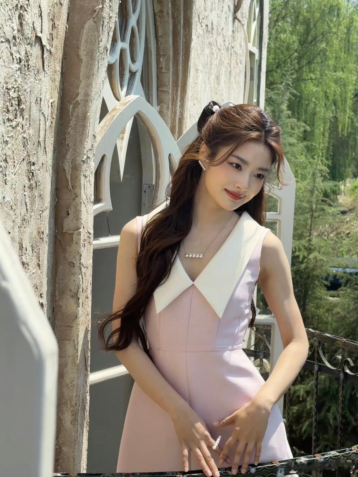 徐若晗 ✖️ Curiel品牌活动造型徐若晗亮相Curiel杭州线下品牌活动，以