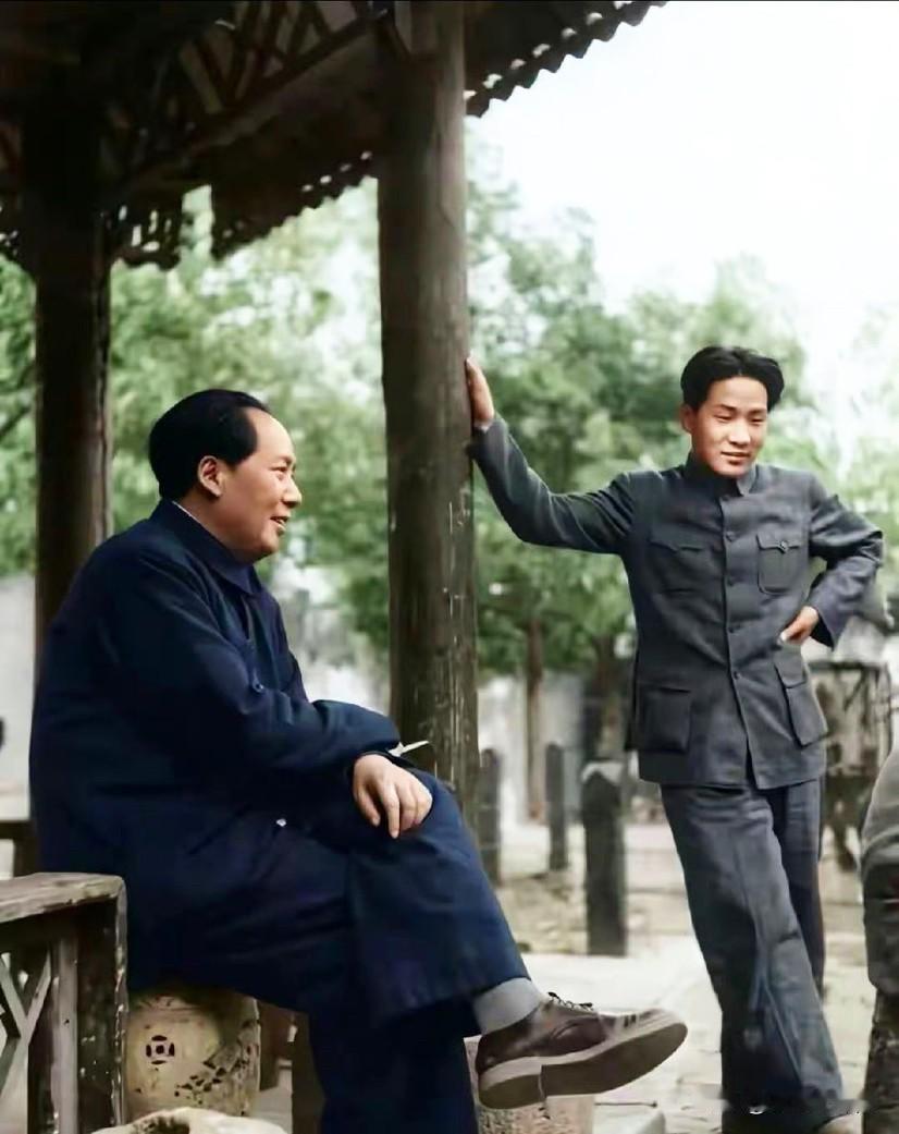 1949年香山凉亭，定格毛主席与毛岸英谈心的珍贵瞬间。

父亲微微侧头说话，儿子
