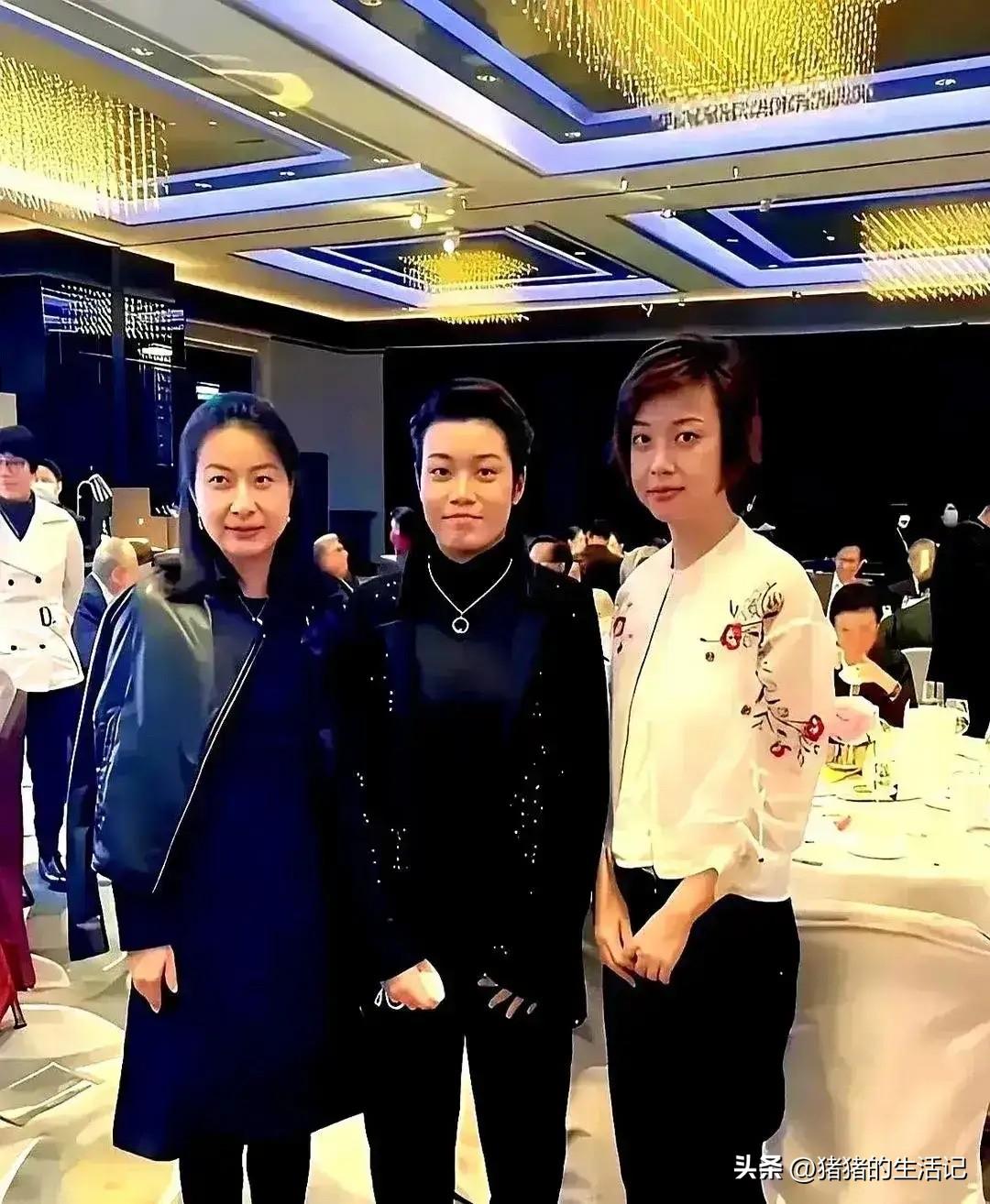 中间站在c位的是谁？张怡宁和郭晶晶两位同框，她在中间看着气场不小。

郭晶晶是跳