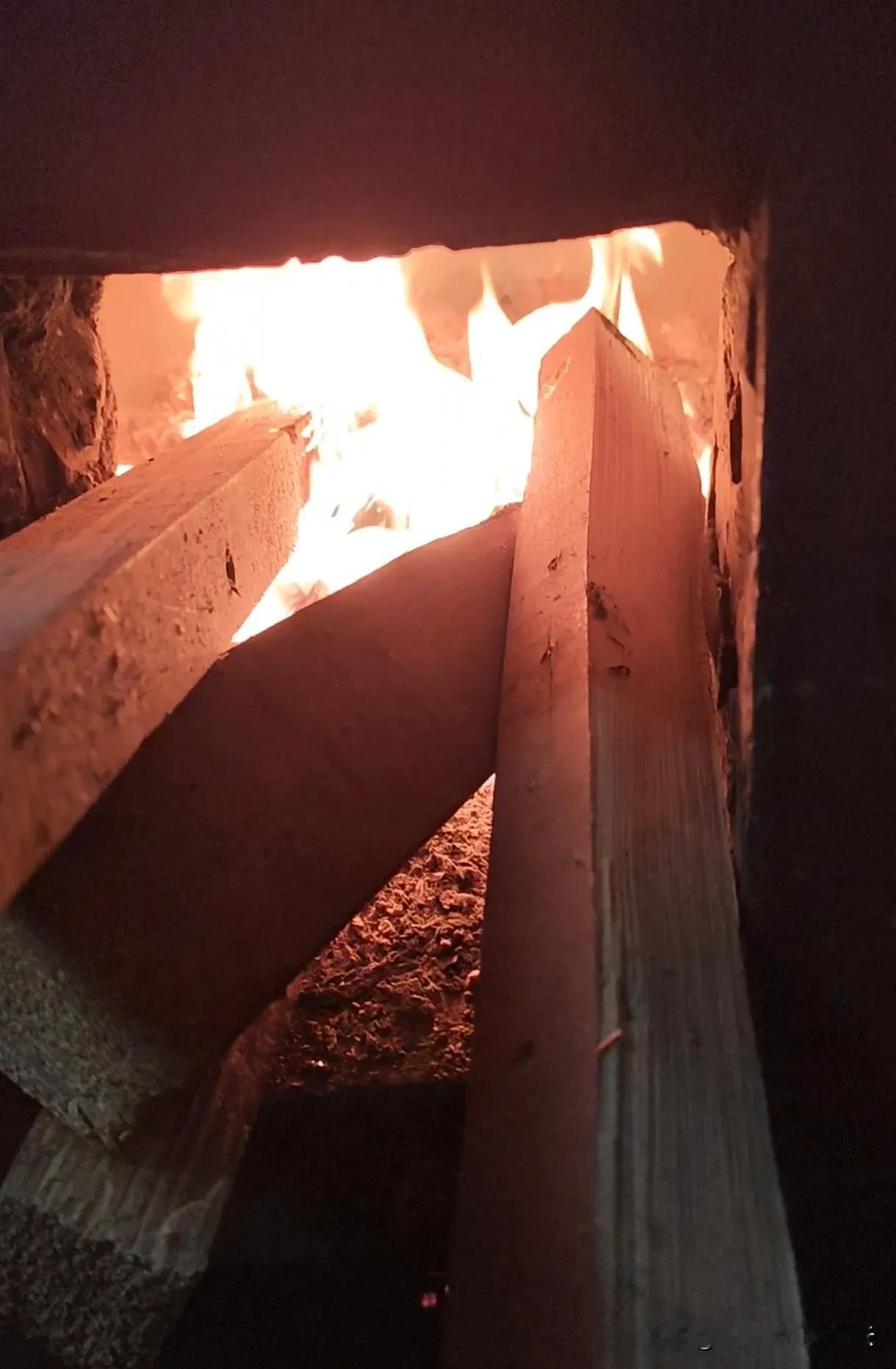 这张图，证明我已经从大城市闪现到了农村老家过年了，而且在帮爸妈烧柴火做饭菜。
小