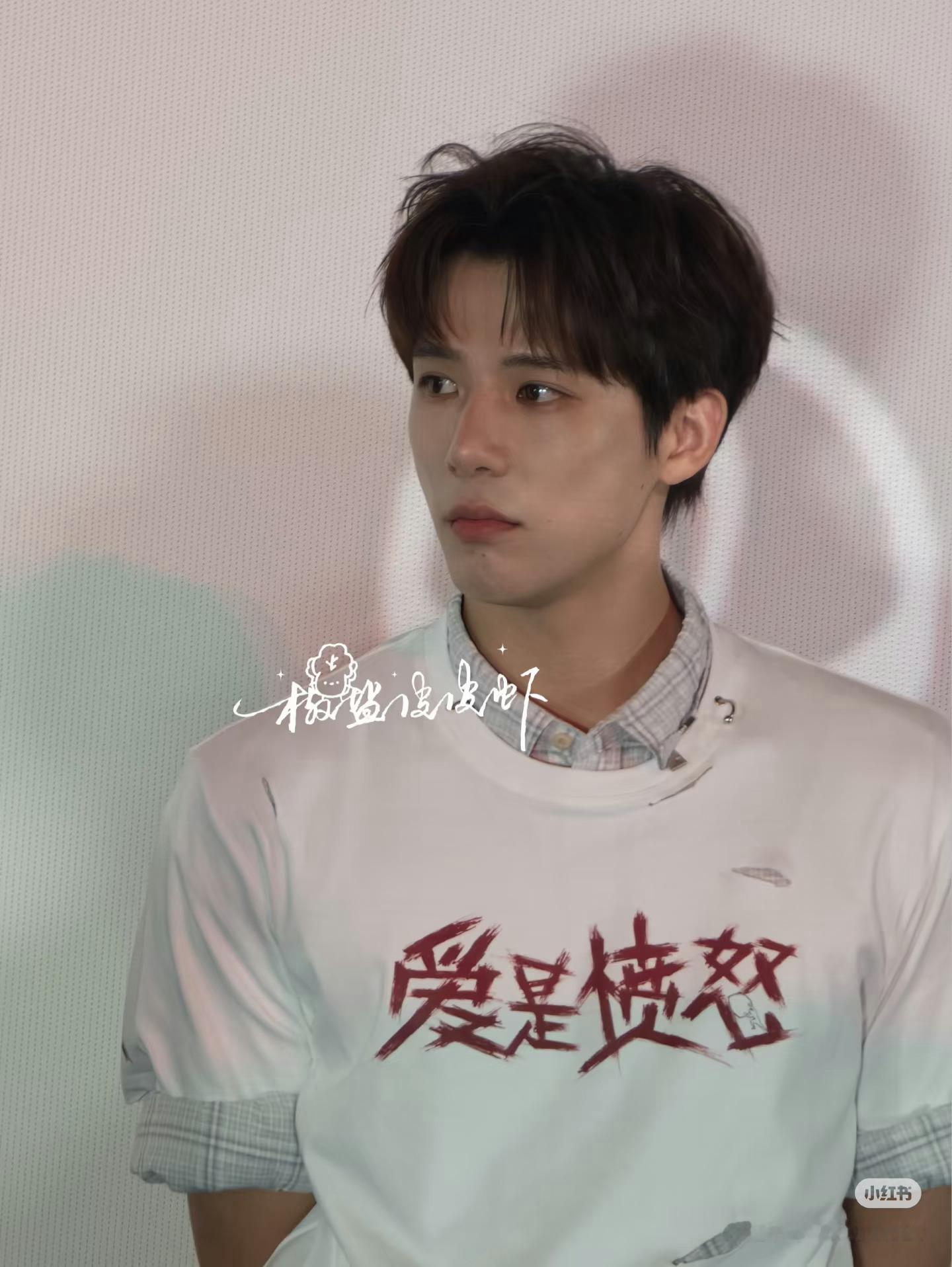 王安宇电影见面会生图 好帅～之前不是好多人用他电影截图嘿他嘛你说他为啥敢扮丑  