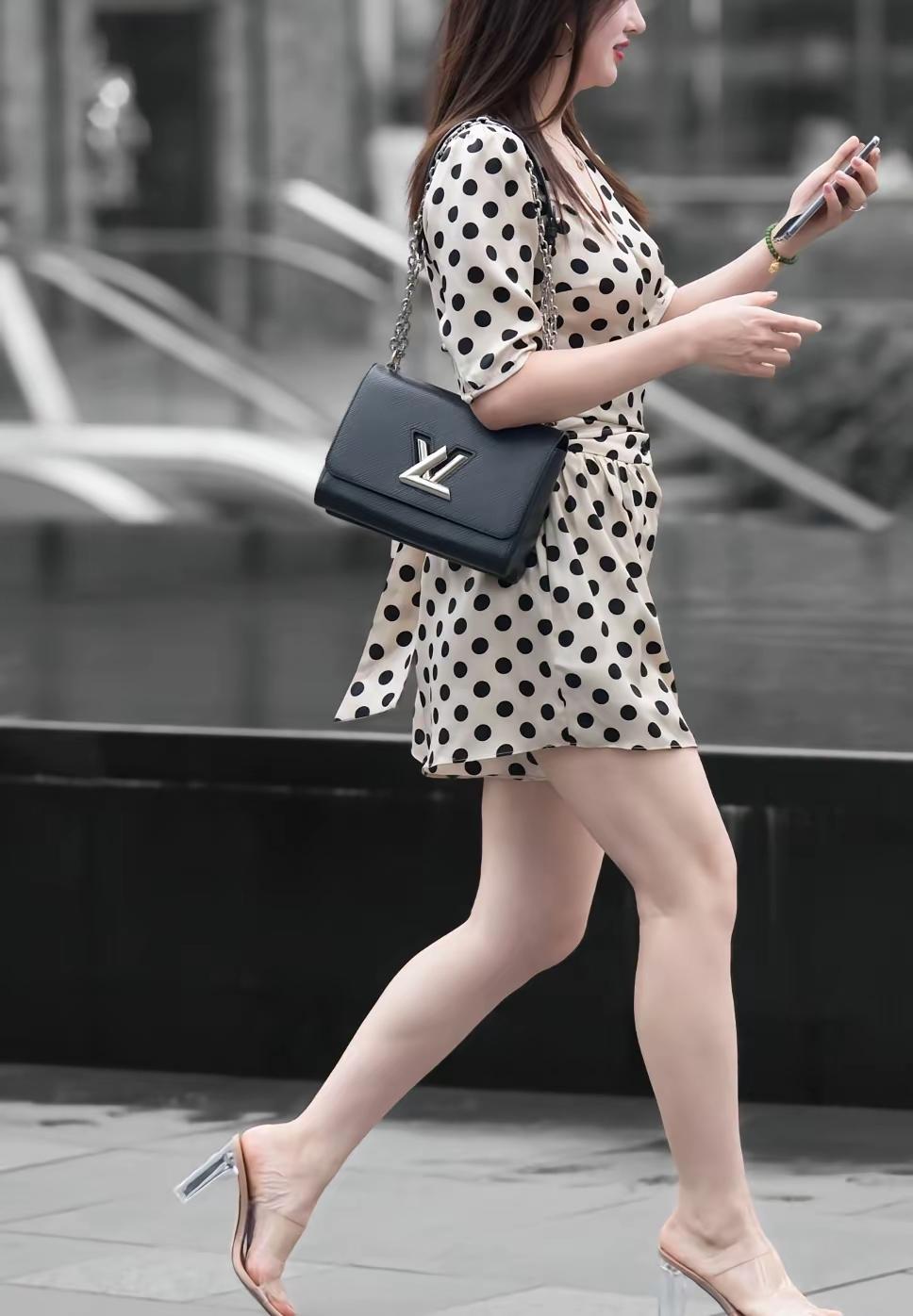 女人的气质穿搭，核心是“简约中带细节”。像图中这种波点连体裤就很讨巧：经典波点自