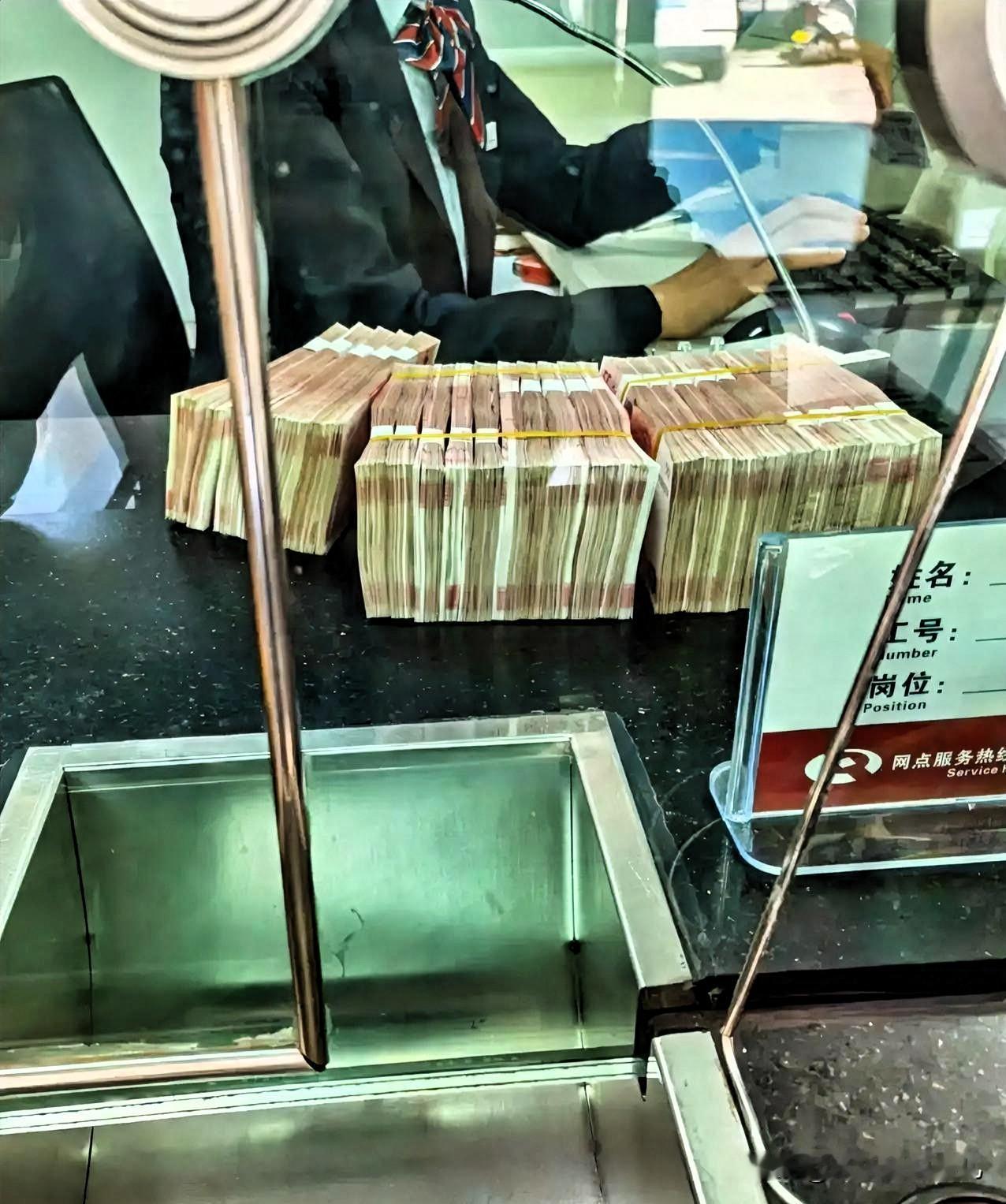 大家好，我是踏浪，今天有个事儿想和大家探讨一下。三年前存了25万，利率3年期，到