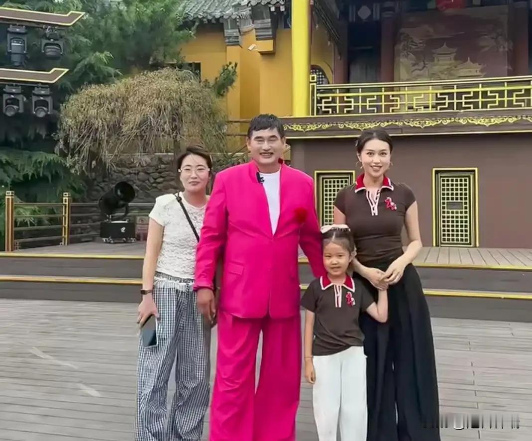 朱之文真是个神奇的人物，你别看他平时不修边幅，人没到肚子倒先到了。​
但是，朱之