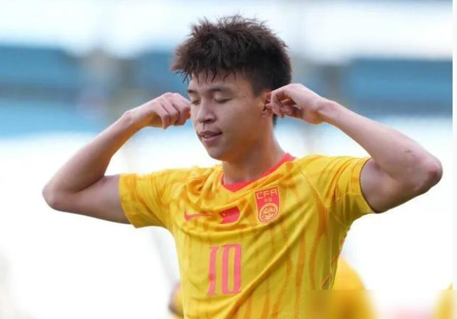 在1比2不敌韩国队后，亚运男足队员王钰栋接受了采访。

输了球还能这么坦率地夸对