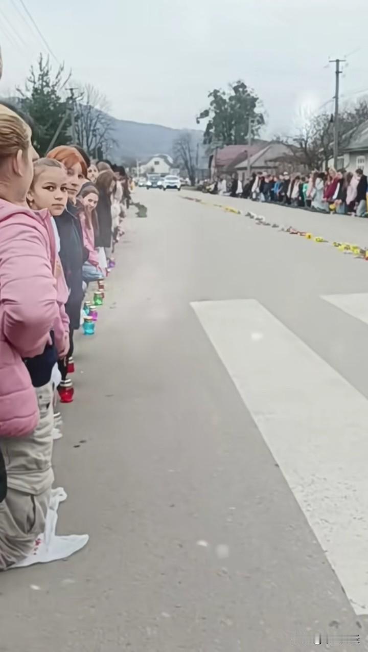 漫长归家路，上下而求索！乌克兰🇺🇦阵亡官兵魄归故里。

民众看着乌克兰士兵魂