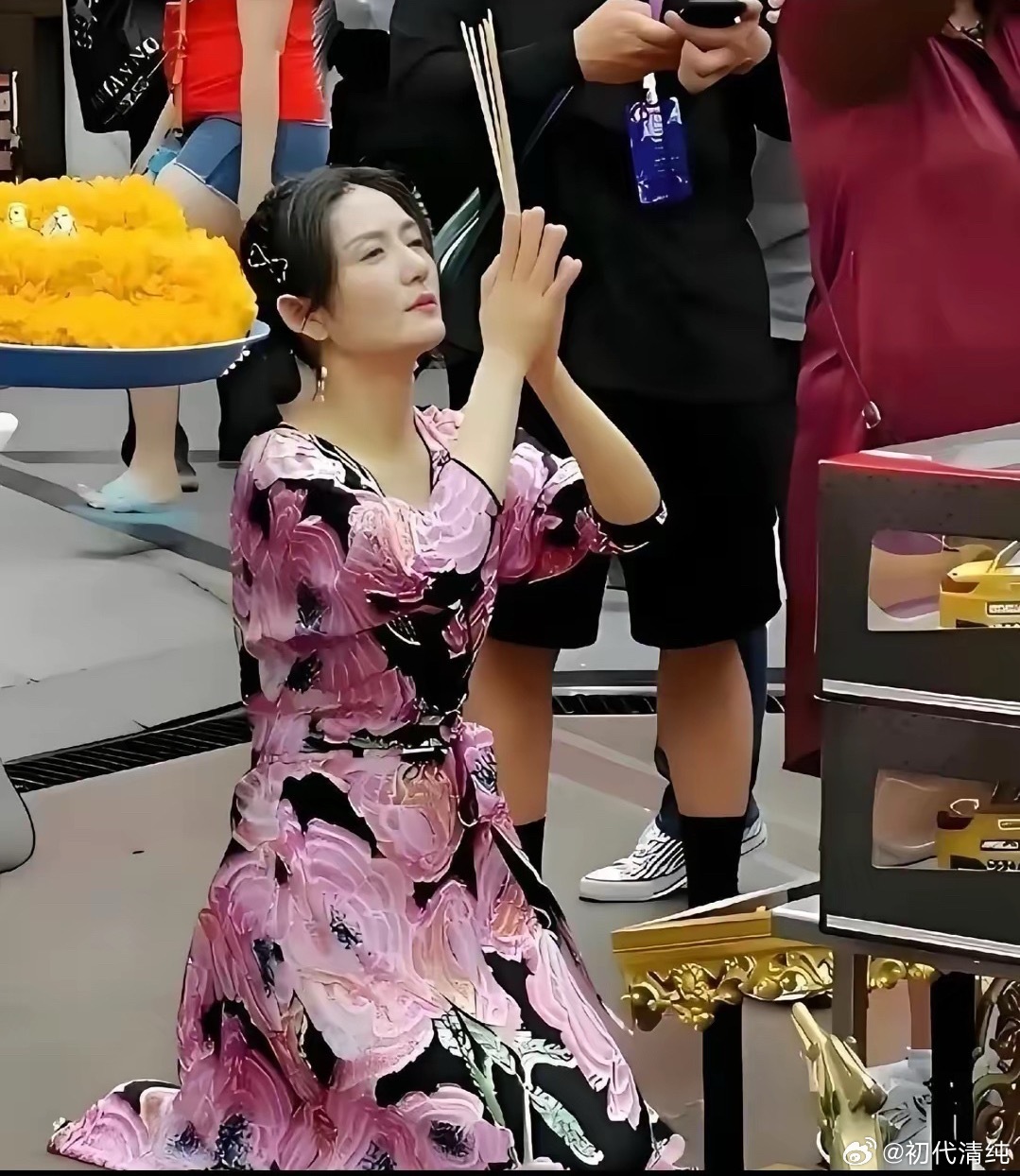 谢娜之所以开巡演，是因为她的家庭实在太花钱了三个孩子都在同一所国际学校上学，一年