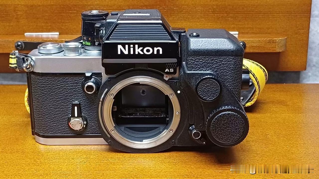 猜猜这台Nikon单反上的两个配件的作用？
猜一猜这台Nikon单反机身上的两个