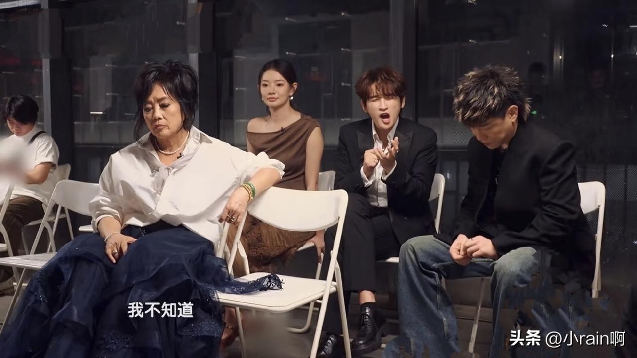 看到这张照片感觉齐豫很孤单。好像热闹不属于她，参加这一季歌手一点也不开心。可能是