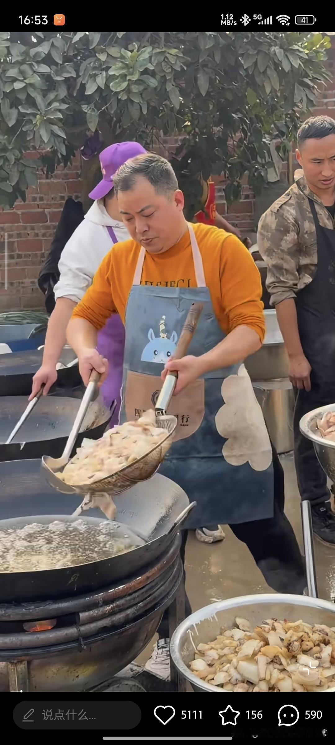 呆呆家的后厨忙翻了
呆呆妹家的后厨直接忙成了流水线！几十号人围着大锅灶台连轴转，