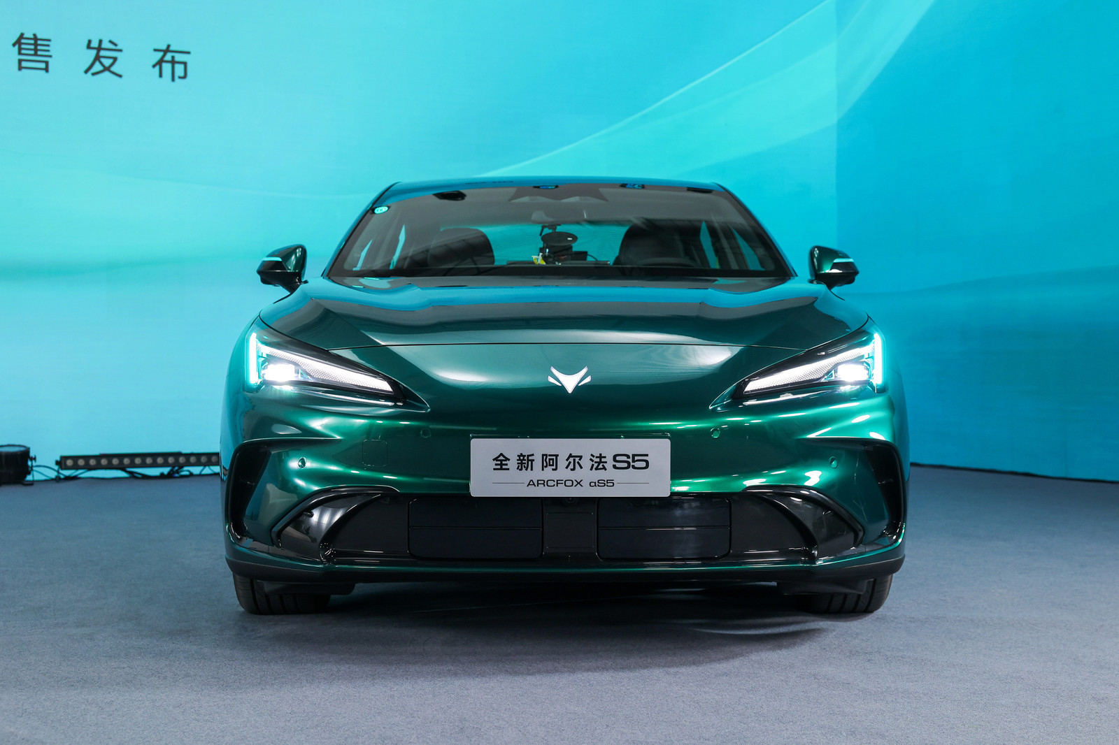 新款的极狐阿尔法S5有了个“蓝眼狐”的外号，因为它的小蓝灯就在前大灯的边边上，看