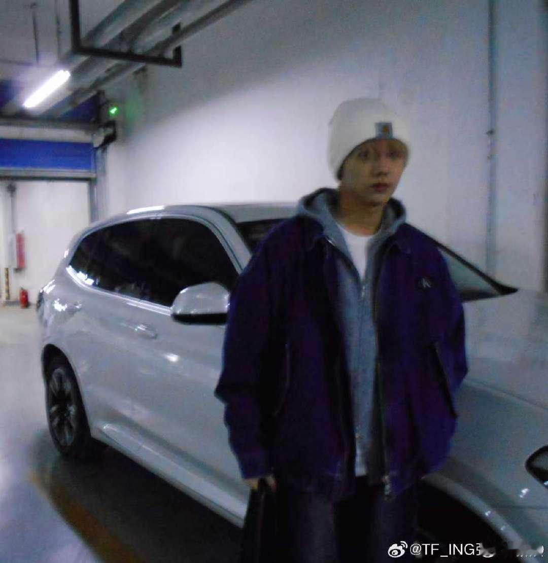 张子墨情人节营业！一张随拍~氛围感拉！青春男高！ 新娱 
