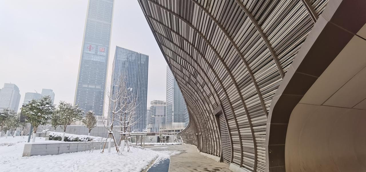 地下三层，济南中央商务区地铁站震感来袭。