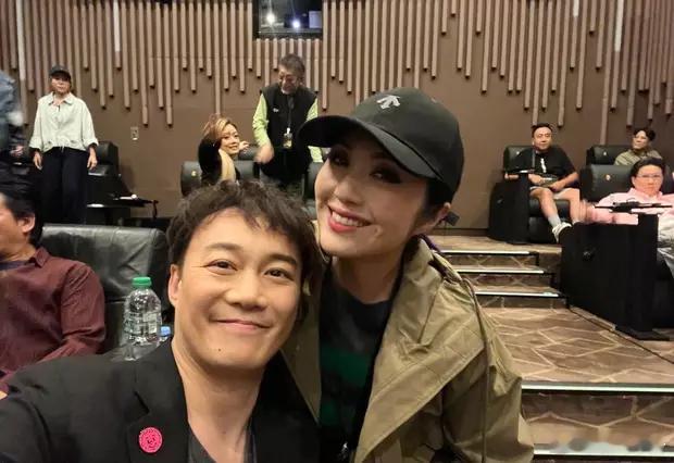 陈奕迅晒出与杨千嬅容祖儿等好友合照，搞怪自拍超开心。 ​​​